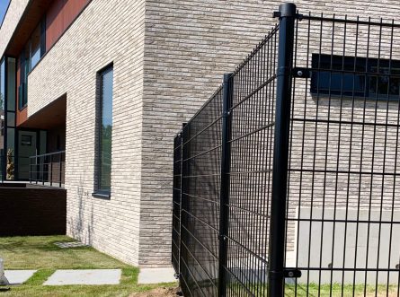 Een metalen hek als stylish tuinafscheiding