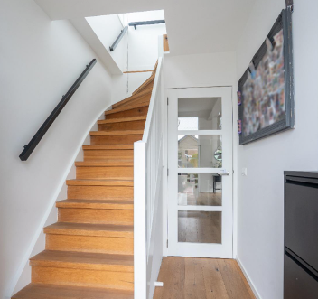 Zo laat je een kleine hal groter lijken